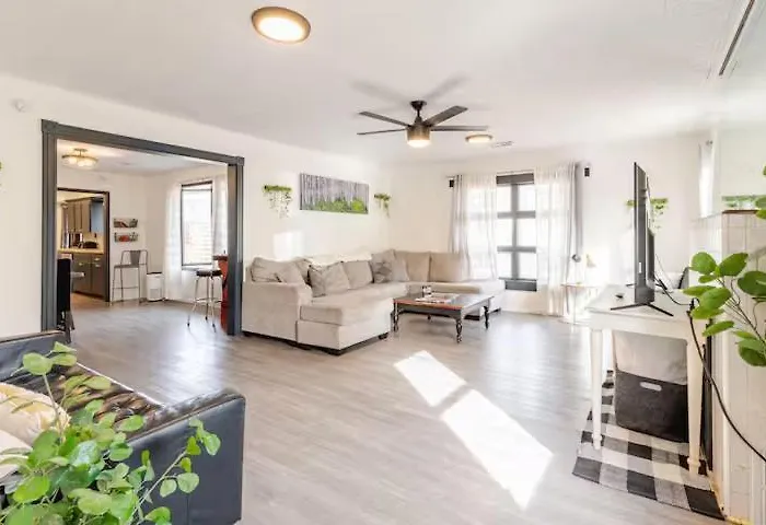 Brews, Pines, & Peaks - Your Downtown Awaits Holiday home